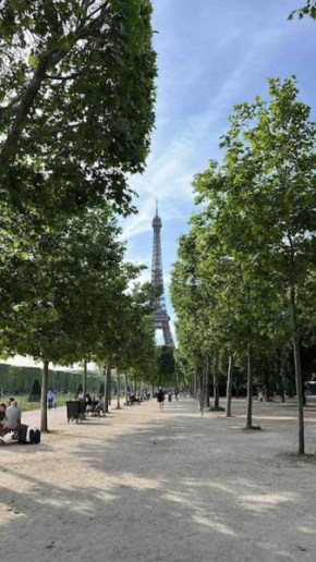 Bright 2 bedroom flat in charming & centric brough, Paris